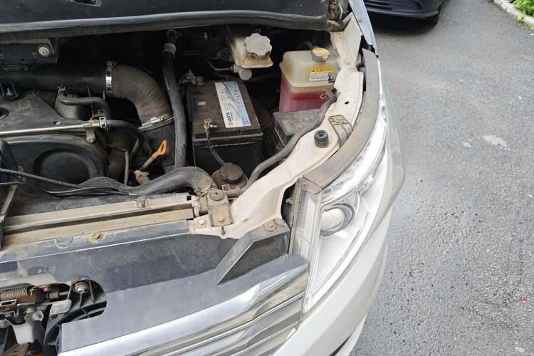 Used JAC Group Refine M5 2013 2.0T Gasoline Automatic Business Edition Engine Bay Left