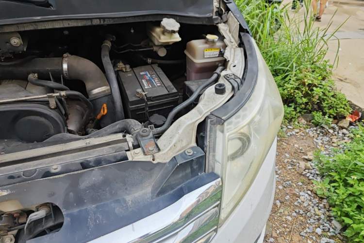 Used JAC Group Refine M5 2013 2.0T Gasoline Automatic Business Edition Engine Bay Left