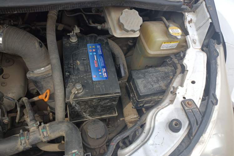 Used JAC Group Refine M5 2013 2.0T Gasoline Automatic Business Edition Engine Bay Left