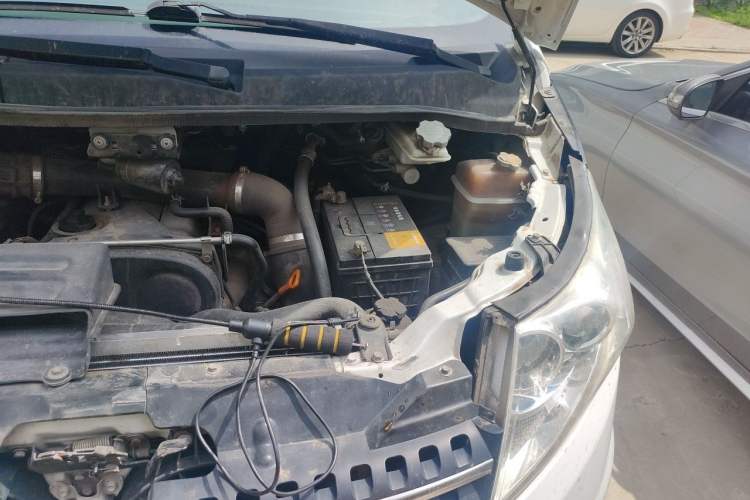 Used JAC Group Refine M5 2013 2.0T Gasoline Automatic Business Edition Engine Bay Left