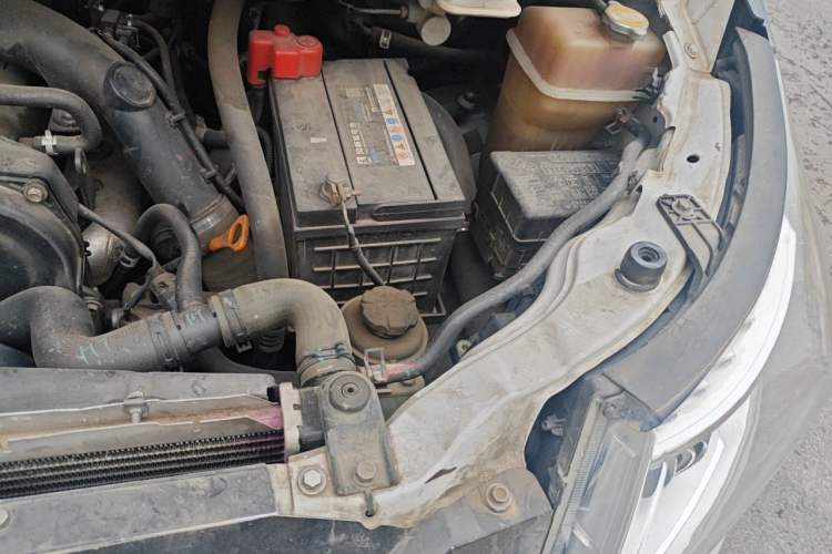 Used JAC Group Refine M5 2013 2.0T Gasoline Automatic Business Edition Engine Bay Left