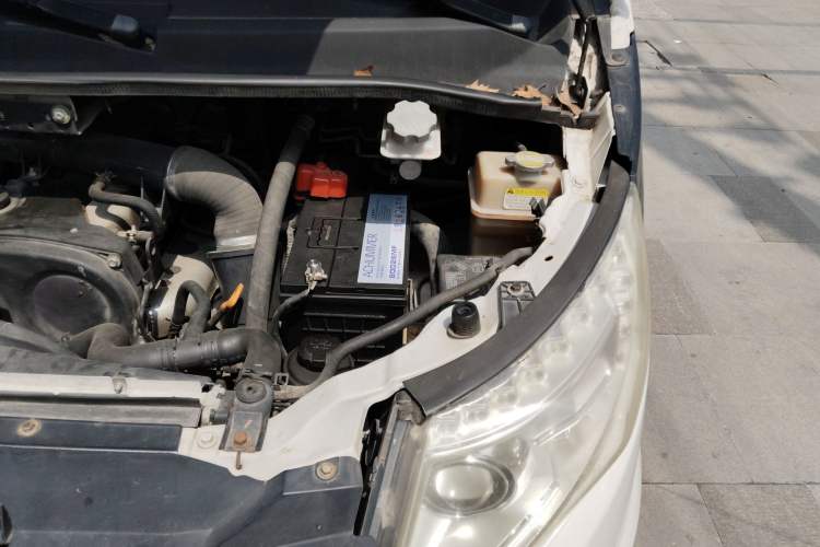 Used JAC Group Refine M5 2013 2.0T Gasoline Automatic Business Edition Engine Bay Left