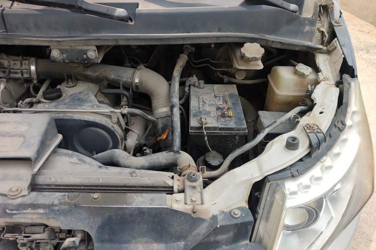 Used JAC Group Refine M5 2013 2.0T Gasoline Automatic Business Edition Engine Bay Left