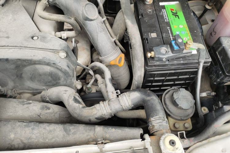 Used JAC Group Refine M5 2013 2.0T Gasoline Automatic Business Edition Engine Bay Left