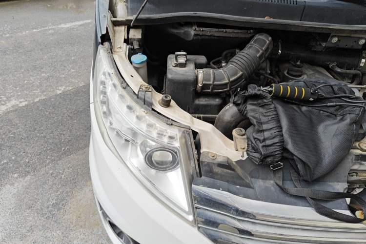 Used JAC Group Refine M5 2013 2.0T Gasoline Automatic Business Edition Engine Bay Right