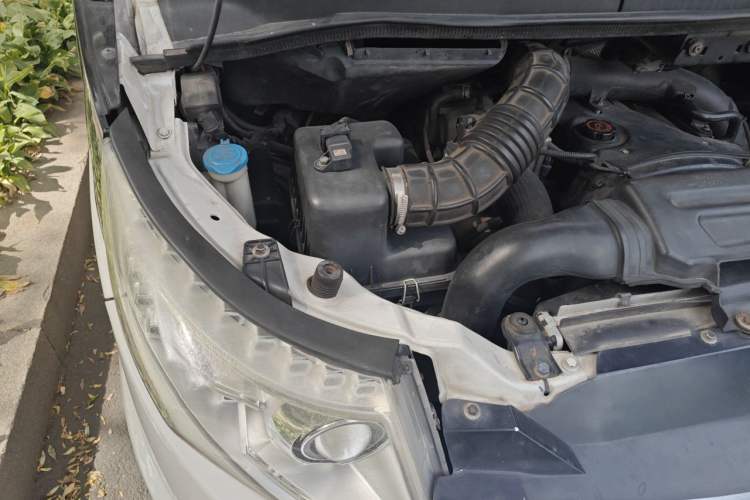 Used JAC Group Refine M5 2013 2.0T Gasoline Manual Business Edition Engine Bay Right