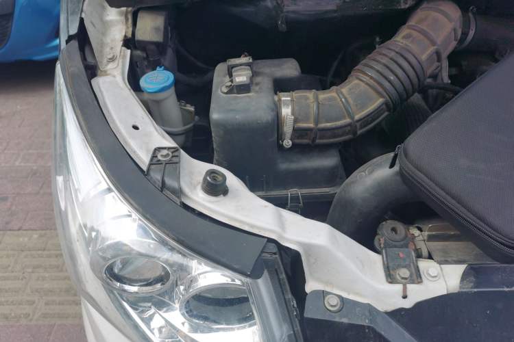 Used JAC Group Refine M5 2013 2.0T Gasoline Manual Business Edition Engine Bay Right