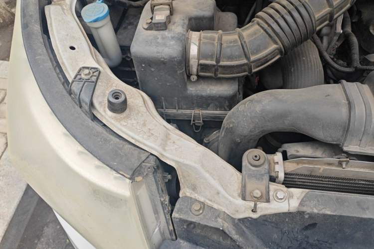 Used JAC Group Refine M5 2013 2.0T Gasoline Automatic Business Edition Engine Bay Right