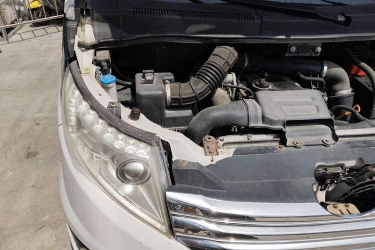 Used JAC Group Refine M5 2013 2.0T Gasoline Automatic Business Edition Engine Bay Right