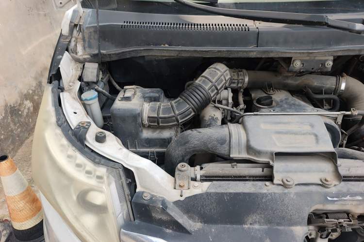 Used JAC Group Refine M5 2013 2.0T Gasoline Automatic Business Edition Engine Bay Right