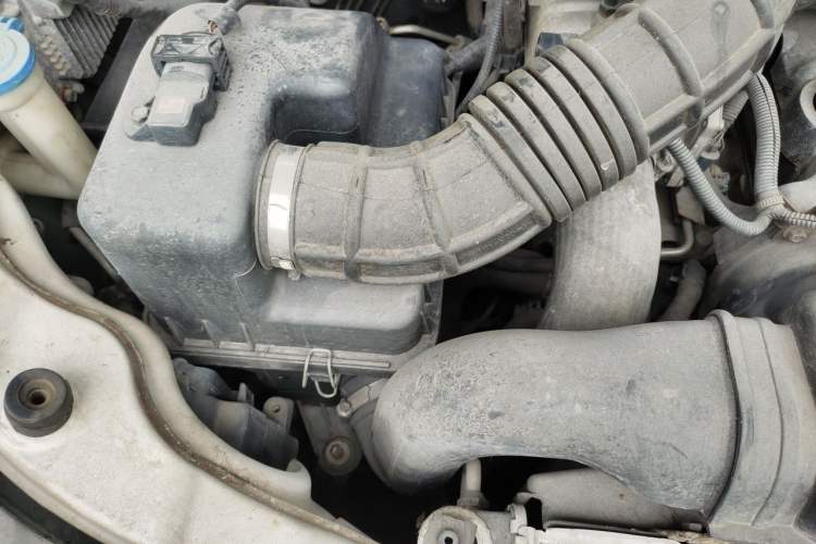 Used JAC Group Refine M5 2013 2.0T Gasoline Automatic Business Edition Engine Bay Right
