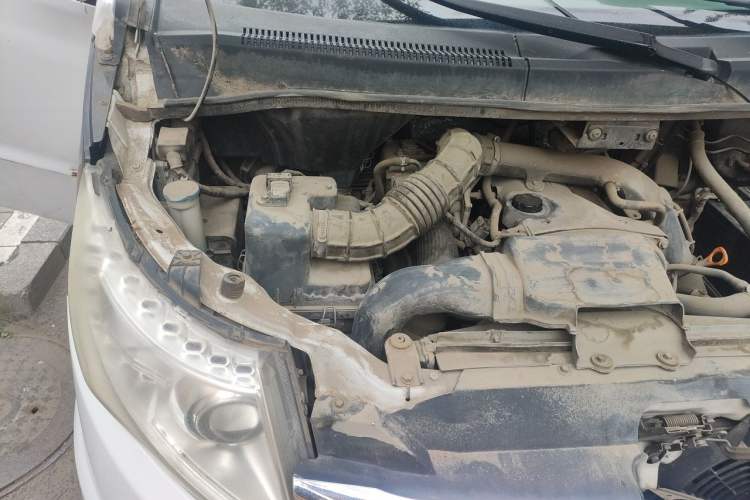 Used JAC Group Refine M5 2013 2.0T Gasoline Automatic Business Edition Engine Bay Right