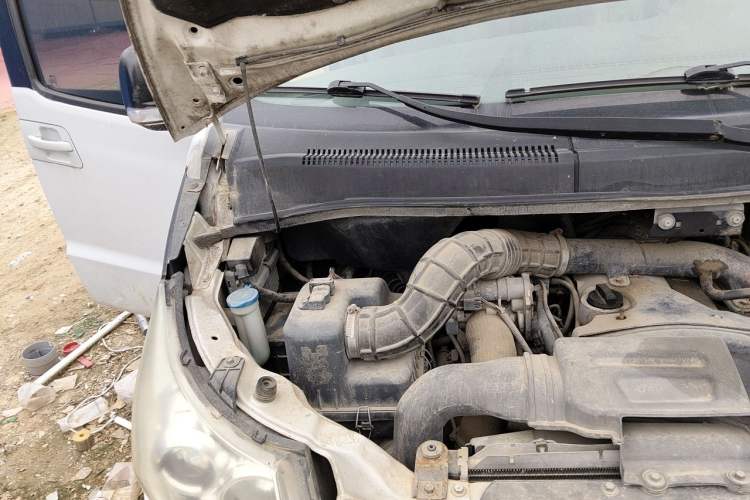 Used JAC Group Refine M5 2013 2.0T Gasoline Automatic Business Edition Engine Bay Right