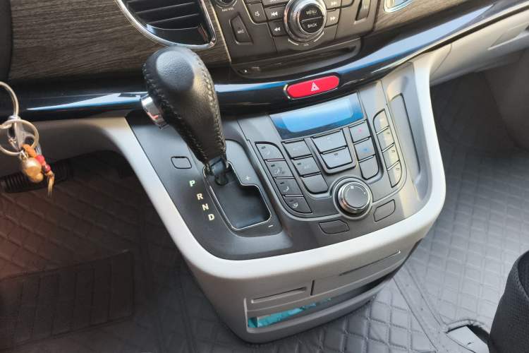 Used JAC Group Refine M5 2013 2.0T Gasoline Automatic Business Edition Gear Lever