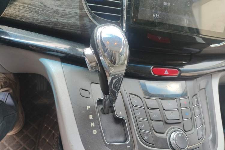 Used JAC Group Refine M5 2013 2.0T Gasoline Automatic Business Edition Gear Lever