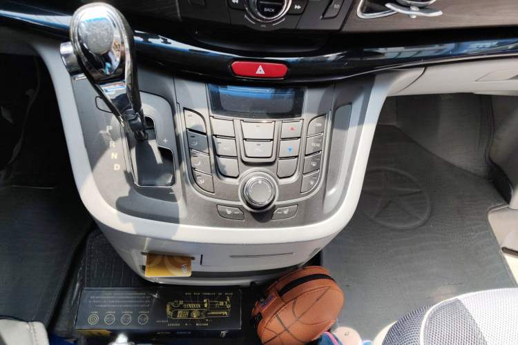 Used JAC Group Refine M5 2013 2.0T Gasoline Automatic Business Edition Gear Lever