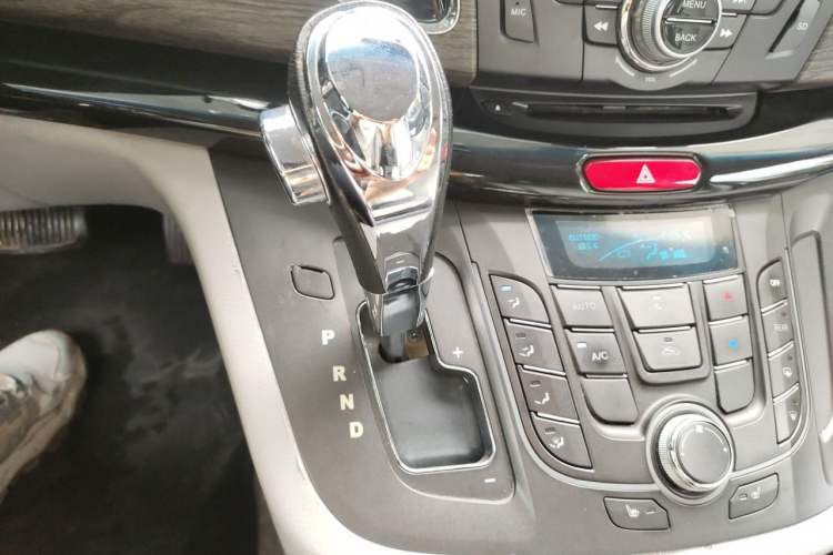 Used JAC Group Refine M5 2013 2.0T Gasoline Automatic Business Edition Gear Lever