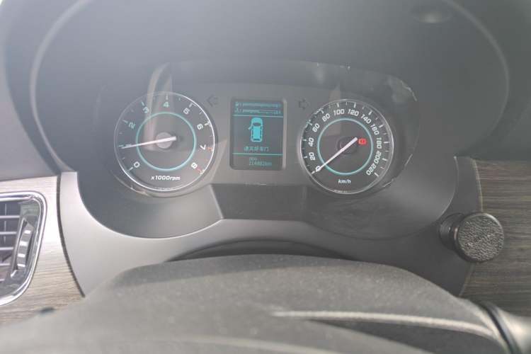 Used JAC Group Refine M5 2013 2.0T Gasoline Manual Business Edition Odometer Close Up