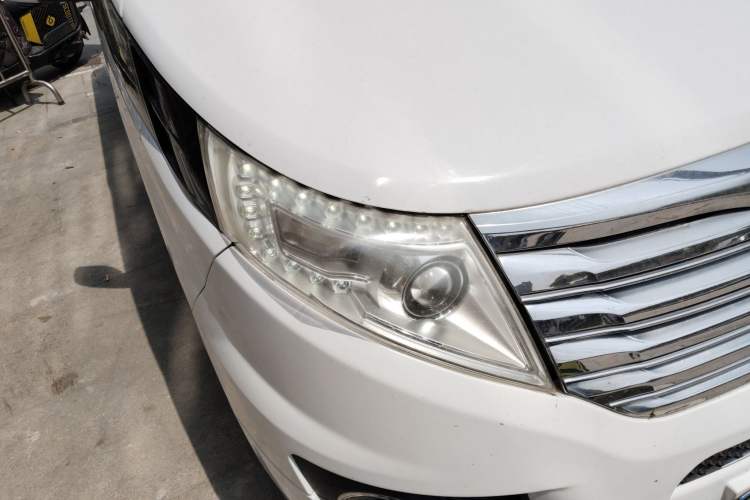 Used JAC Group Refine M5 2013 2.0T Gasoline Automatic Business Edition Right Front Headlight