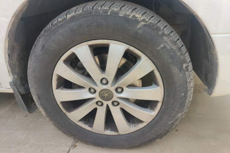 Used JAC Group Refine M5 2013 2.0T Gasoline Automatic Business Edition Right Front Wheel Hub