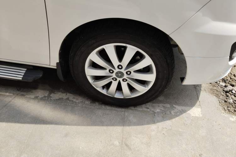 Used JAC Group Refine M5 2013 2.0T Gasoline Automatic Business Edition Right Front Wheel Hub