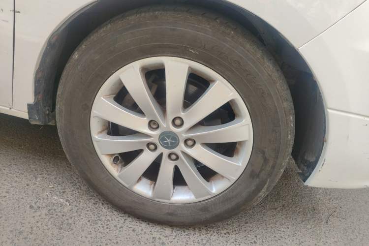 Used JAC Group Refine M5 2013 2.0T Gasoline Automatic Business Edition Right Front Wheel Hub