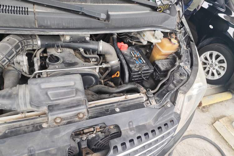 Used JAC Group Refine M5 2014 2.0T Gasoline Automatic Business Edition Engine Bay Left