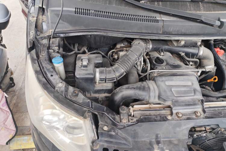 Used JAC Group Refine M5 2014 2.0T Gasoline Automatic Business Edition Engine Bay Right