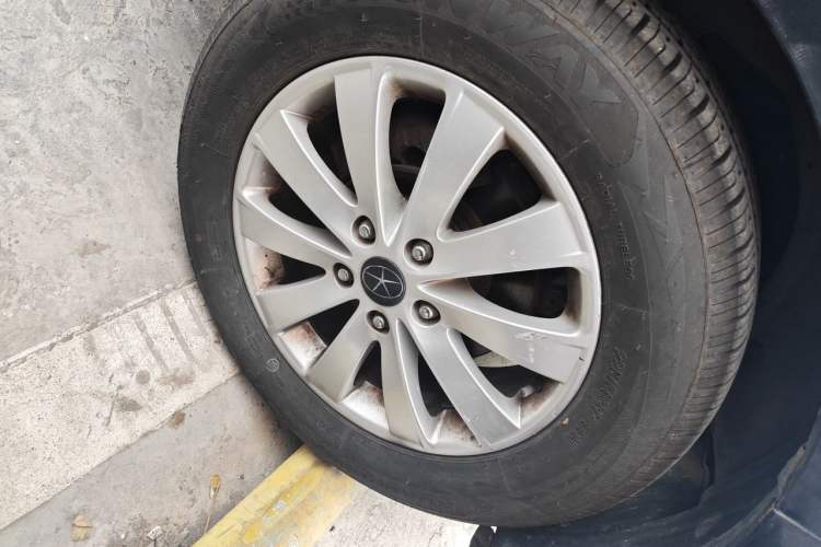 Used JAC Group Refine M5 2014 2.0T Gasoline Automatic Business Edition Right Front Wheel Hub