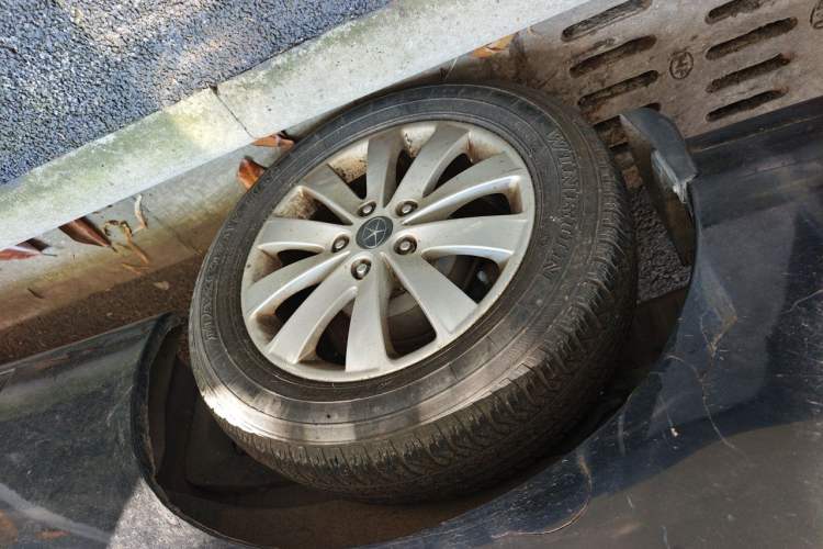 Used JAC Group Refine M5 2014 Colorway 2.0T Gasoline Automatic Business Edition Right Front Wheel Hub