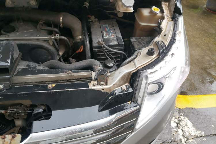 Used JAC Group Refine M5 2014 2.0T Gasoline Automatic Business Edition Engine Bay Left