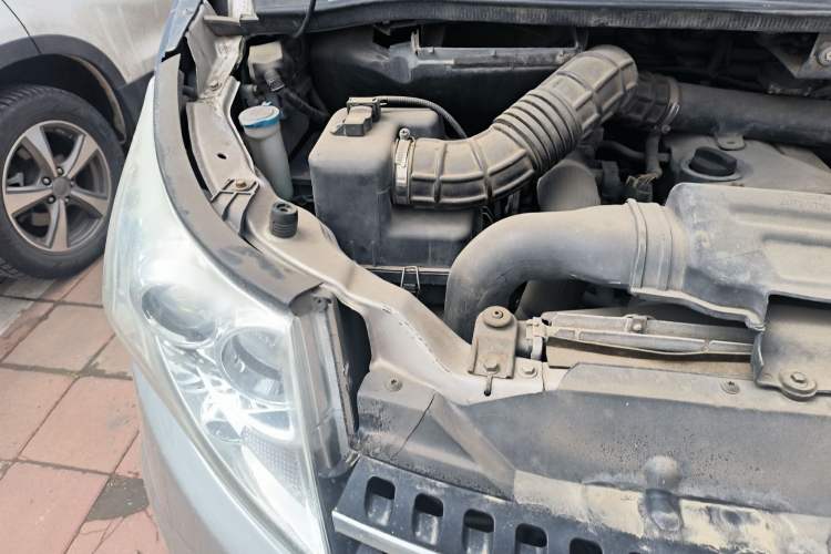 Used JAC Group Refine M5 2014 2.0T Gasoline Automatic Business Edition Engine Bay Right
