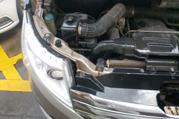 Used JAC Group Refine M5 2014 2.0T Gasoline Automatic Business Edition Engine Bay Right