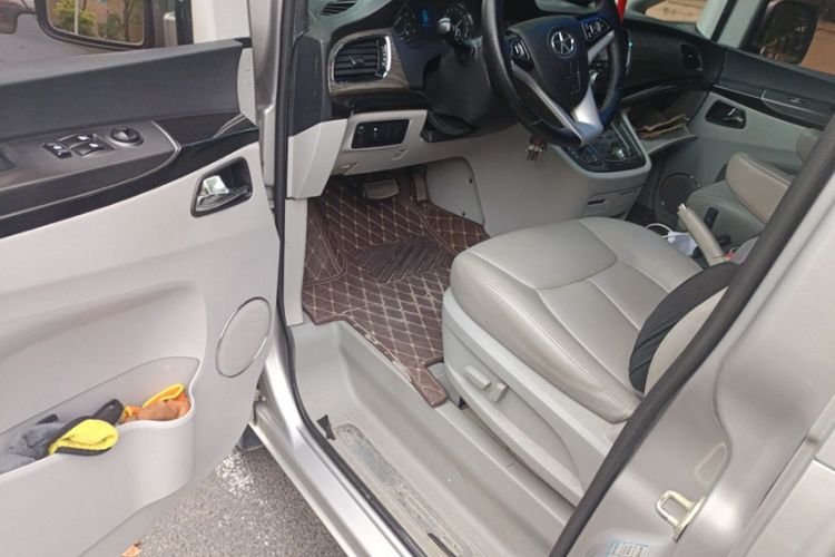 Used JAC Group Refine M5 2014 2.0T Gasoline Automatic Business Edition Interior 4
