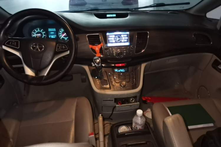 Used JAC Group Refine M5 2014 Colorway 2.0T Gasoline Automatic Business Edition Center Console