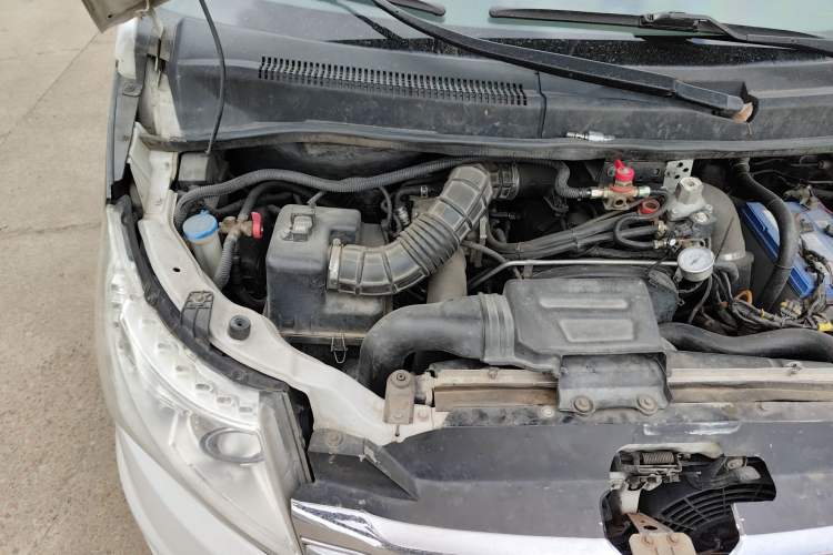 Used JAC Group Refine M5 2014 Colorway 2.0T Gasoline Automatic Business Edition Engine Bay Right