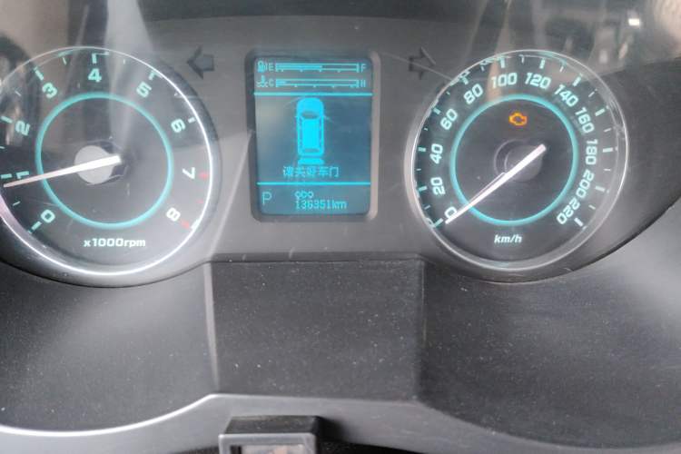 Used JAC Group Refine M5 2014 Colorway 2.0T Gasoline Automatic Business Edition Odometer Close Up