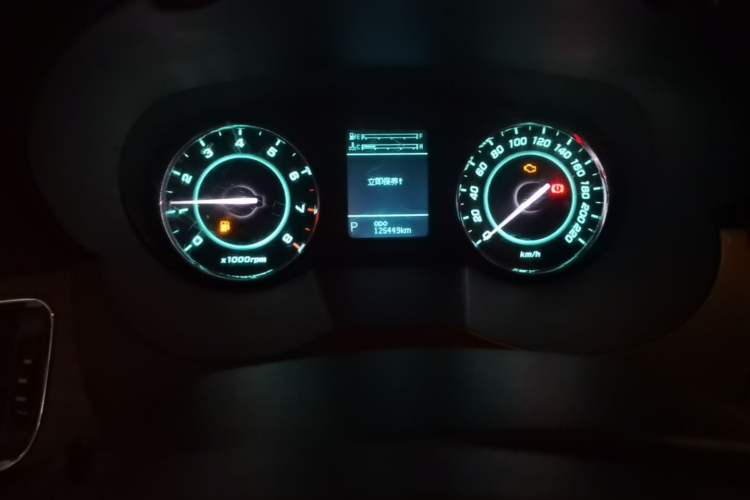 Used JAC Group Refine M5 2014 Colorway 2.0T Gasoline Automatic Business Edition Odometer Close Up
