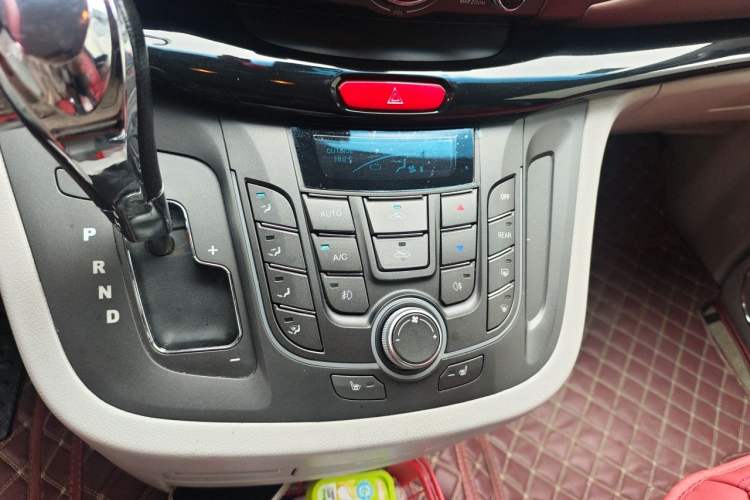 Used JAC Group Refine M5 2016 2.0T Gasoline Automatic Business Edition Audio And AC Panel