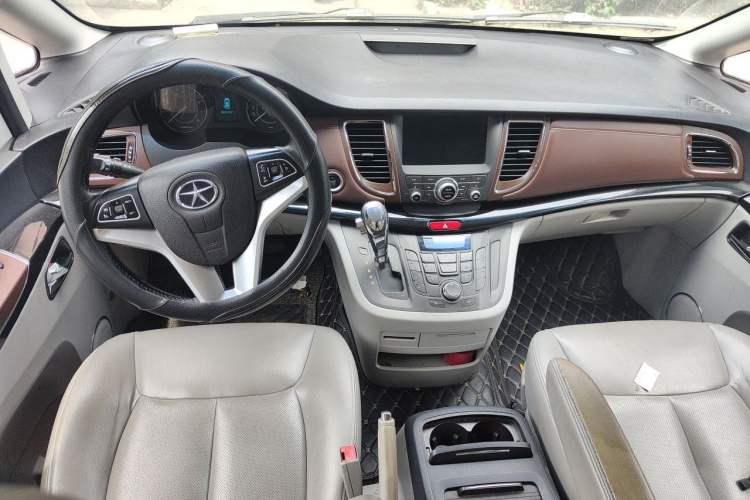 Used JAC Group Refine M5 2016 2.0T Gasoline Automatic Business Edition Center Console