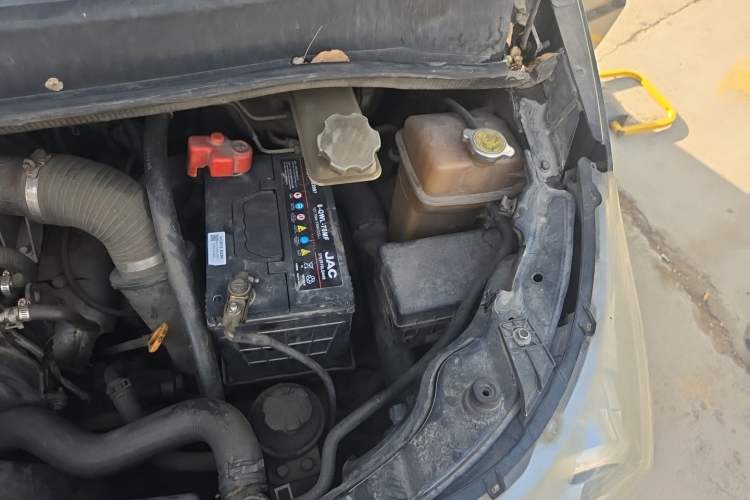 Used JAC Group Refine M5 2016 2.0T Gasoline Automatic Business Edition Engine Bay Left