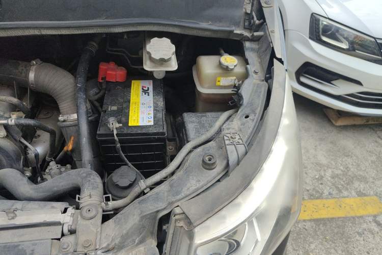 Used JAC Group Refine M5 2016 2.0T Gasoline Automatic Business Edition Engine Bay Left