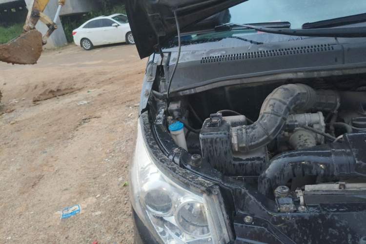 Used JAC Group Refine M5 2016 2.0T Gasoline Automatic Business Edition Engine Bay Right