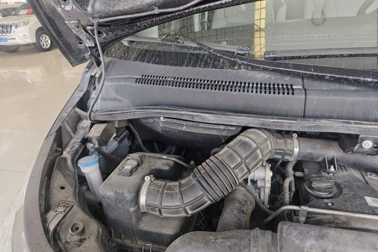 Used JAC Group Refine M5 2016 2.0T Gasoline Automatic Business Edition Engine Bay Right