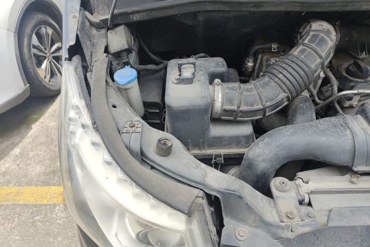 Used JAC Group Refine M5 2016 2.0T Gasoline Automatic Business Edition Engine Bay Right