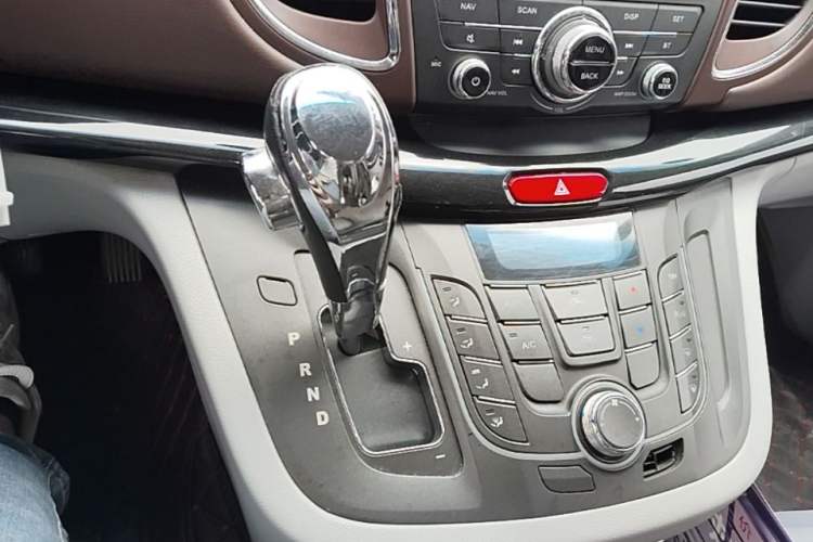 Used JAC Group Refine M5 2016 2.0T Gasoline Automatic Business Edition Gear Lever