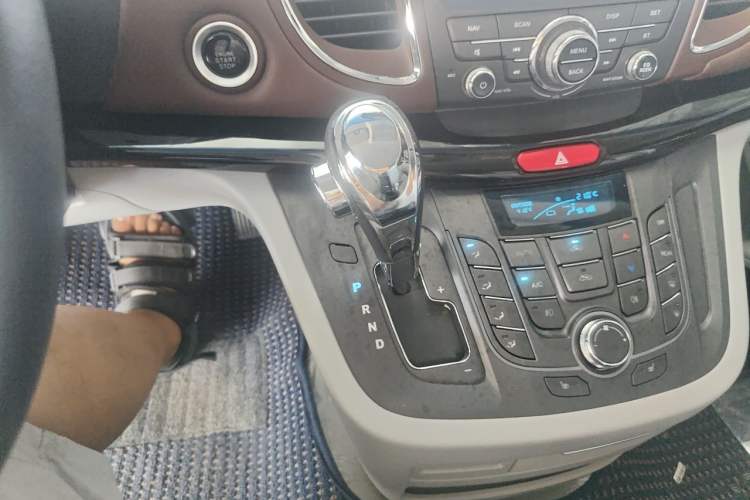 Used JAC Group Refine M5 2016 2.0T Gasoline Automatic Business Edition Gear Lever