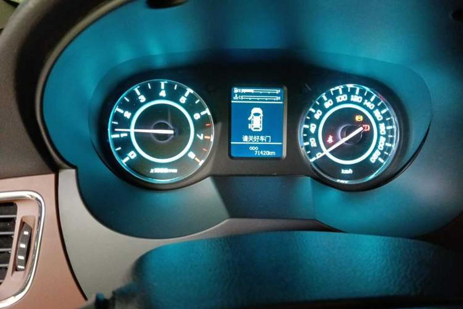 Used JAC Group Refine M5 2016 2.0T Gasoline Manual Business Edition Odometer Close Up