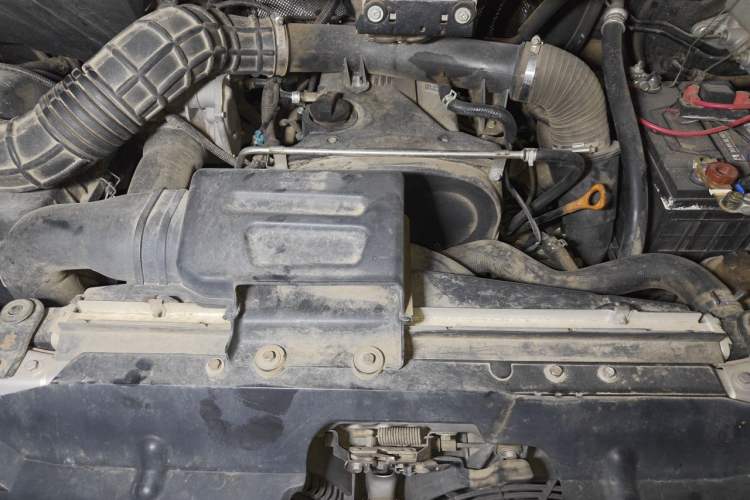 Used JAC Group Refine M5 2016 2.0T Gasoline Automatic Business Edition Engine Bay