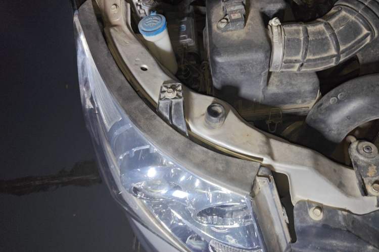 Used JAC Group Refine M5 2016 2.0T Gasoline Automatic Business Edition Engine Bay Right